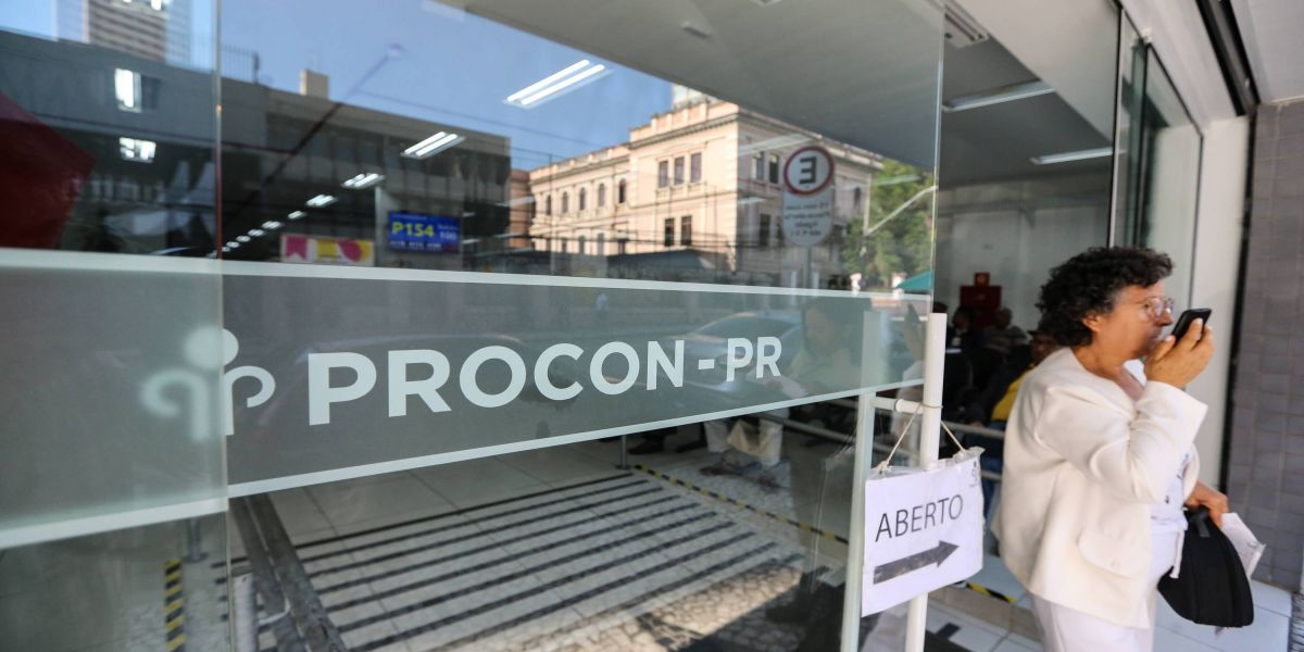Procon-PR alerta para golpes envolvendo repasses do governo federal a famílias