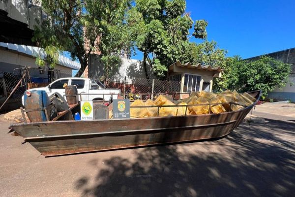 Forças de segurança apreendem barco carregado com 50 mil pacotes de cigarros contrabandeados