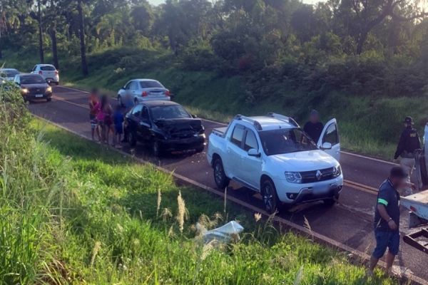 Imagem referente a notícia: Engavetamento entre três carros e um caminhão é registrado na PR-180 em Cascavel