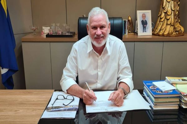 Prefeito de Guaraniaçu assina ordem de serviço para iniciar construção de 65 casas