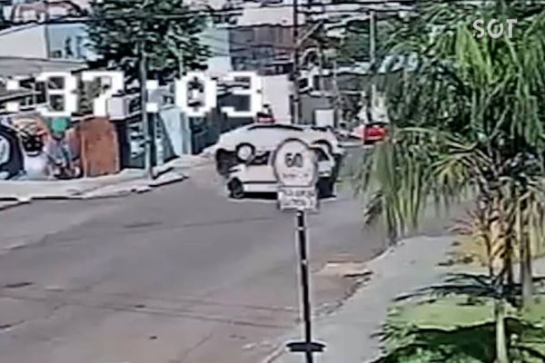 Imagem referente a notícia: Câmera de segurança registra capotamento no Bairro Neva