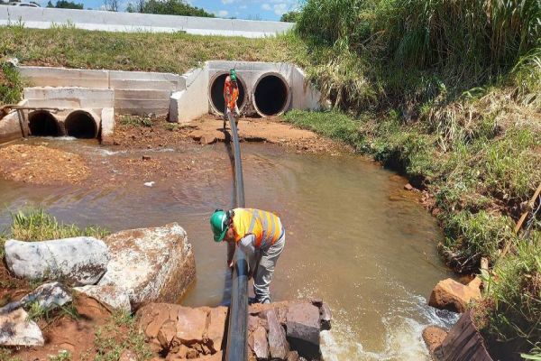Tubulação do desassoreamento do Lago Municipal de Cascavel atravessa galerias da BR-277