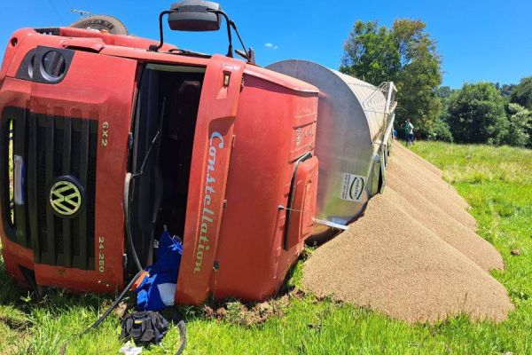 Imagem referente a notícia: Criança fica ferida em acidente envolvendo caminhão carregado de ração entre Verê e Itapejara