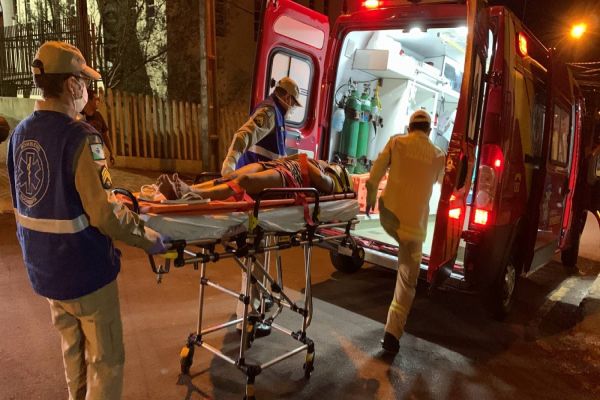 Imagem referente a notícia: Duas pessoas ficam feridas após colisão entre mobilete e carro na Avenida Papagaios