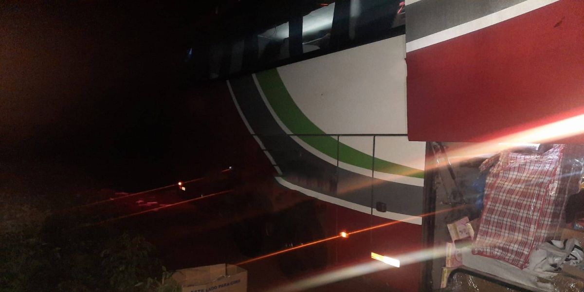 Criminosos atiram contra motorista durante roubo a ônibus na PR-317 no norte do Paraná