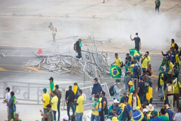 Imagem referente a notícia: Manifestantes invadem Congresso Nacional, Palácio do Planalto e o Supremo Tribunal Federal