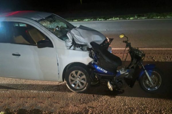 Duas pessoas morrem após carro colidir na traseira de motoneta na BR-277