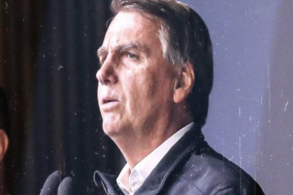 Bolsonaro diz que depredações e invasões fogem à regra da democracia