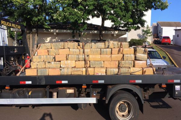 Polícia Militar apreende mais de 2 toneladas de maconha em barracão na PR-317