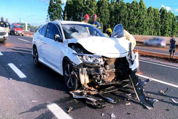 Imagem referente a notícia: Homem fratura o braço esquerdo após engavetamento na BR-277 em Cascavel