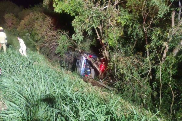 Ônibus que saiu de São Paulo ao Paraná cai em ribanceira na BR-369; Havia 45 passageiros