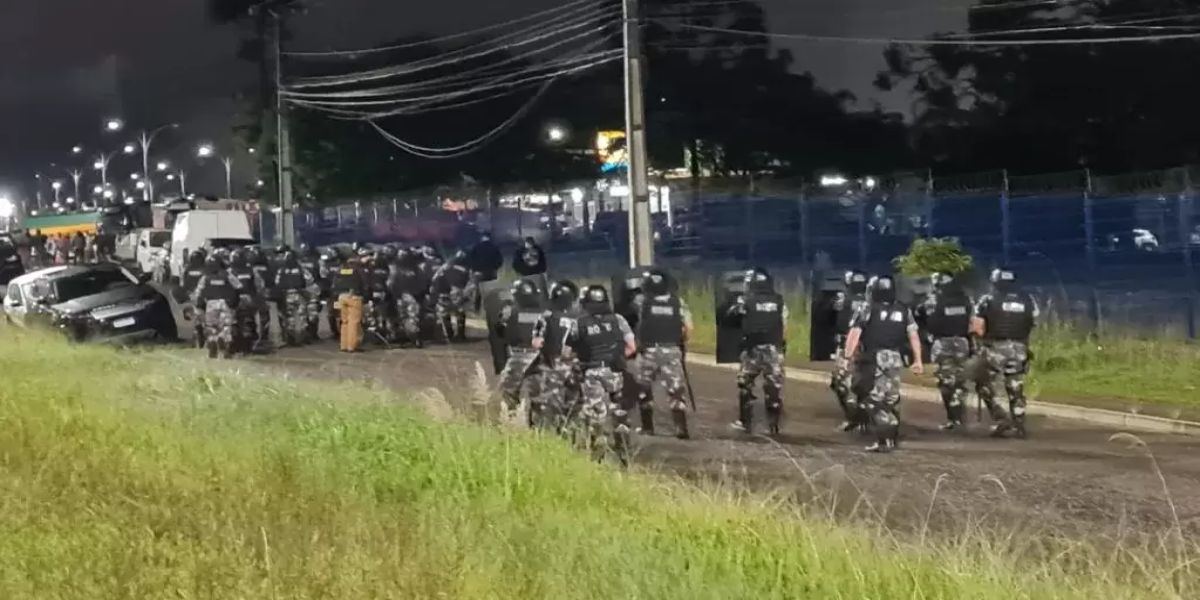 Tropa de choque da PM avança contra manifestantes e libera entrada de refinaria em Araucária