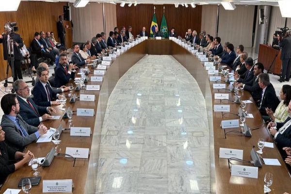 Em reunião com Lula, governadores condenam atos antidemocráticos