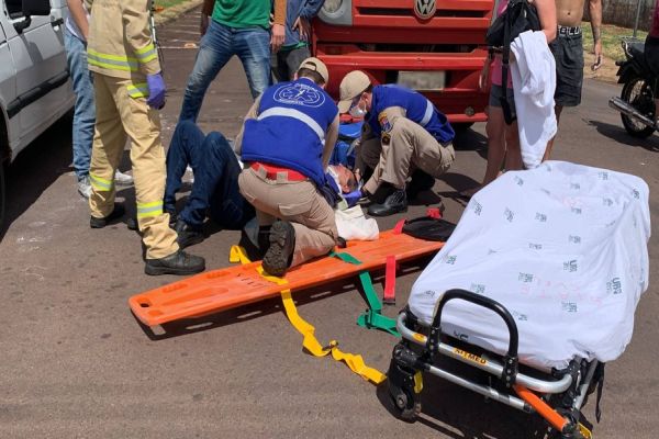 Imagem referente a notícia: Motociclista de 58 anos sofre fratura na clavícula após acidente no Bairro Coqueiral