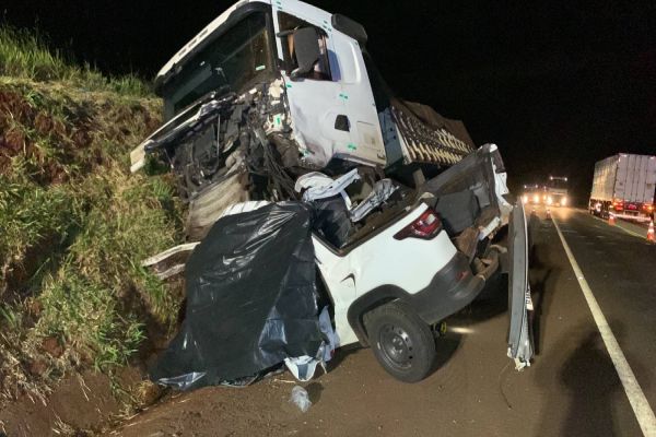 Imagem referente a notícia: Duas pessoas morrem em colisão frontal envolvendo caminhão e dois carros na BR-369, em Cascavel