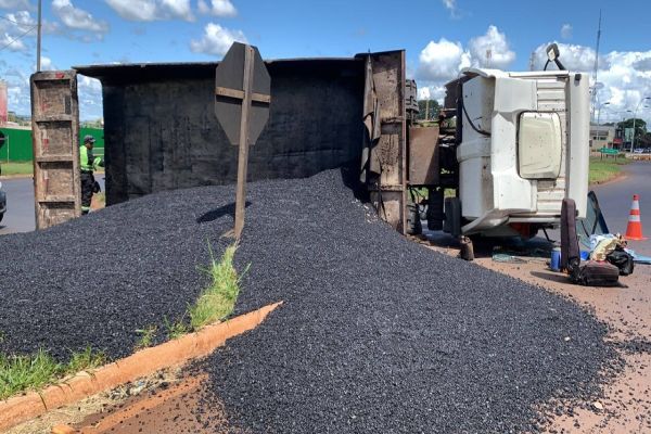 Imagem referente a notícia: Caminhão com material asfáltico tomba na PR-486 em Cascavel
