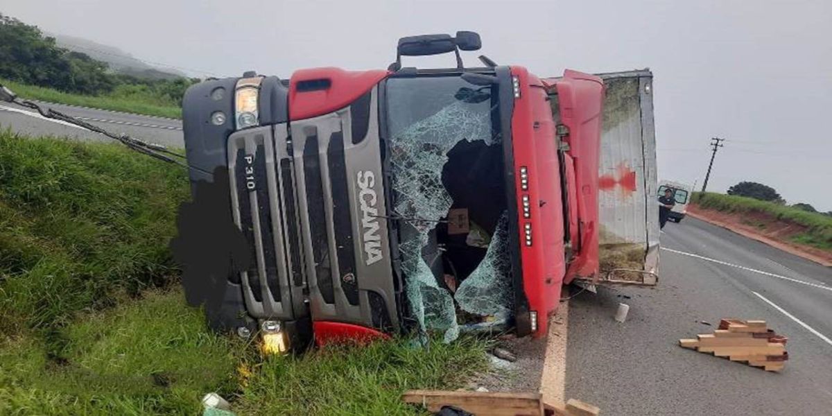 Caminhoneiro morre após tombamento de caminhão na PR-151, em Castro