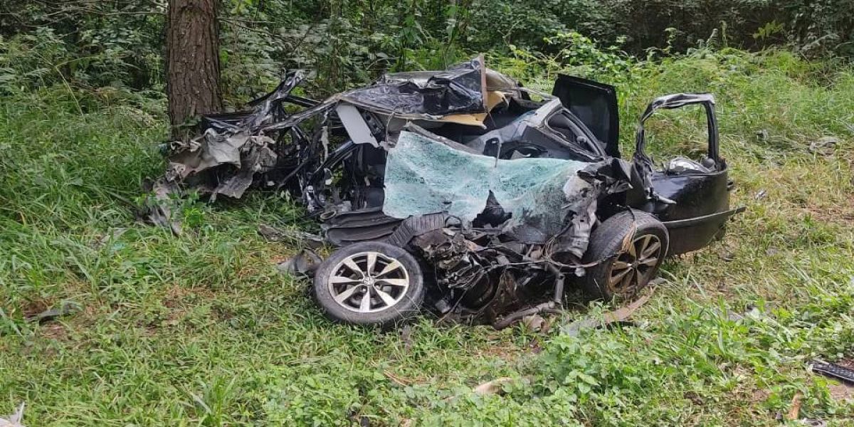 Carro fica completamente destruído após colisão na PR-340 no campos gerais do Paraná