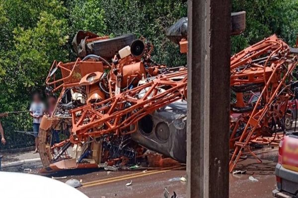 Acidente entre carro e máquina agrícola deixa quatro feridos em Verê