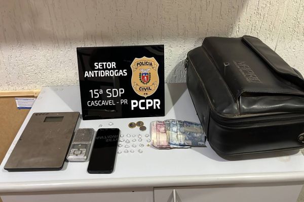 Imagem referente a notícia: GDE da Polícia Civil detêm três pessoas por tráfico de drogas em barracão no centro de Cascavel