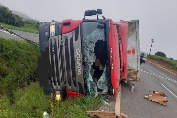Caminhoneiro morre após tombamento de caminhão na PR-151, em Castro