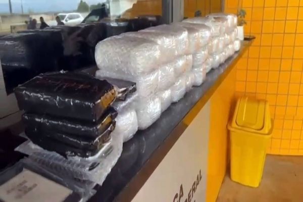 Imagem referente a notícia: PRF apreende 328 iPhones e 40 iPads importados ilegalmente na BR-277, em Santa Tereza do Oeste