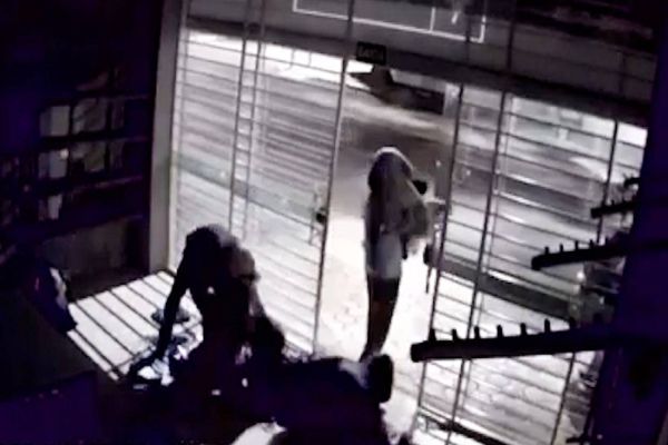 Imagem referente a notícia: Loja de roupas é arrombada e furtada no Centro de Cascavel; Veja a ação criminosa