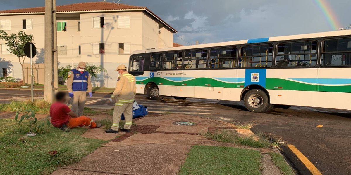 Motociclista atinge ônibus do transporte público no Jardim Riviera em Cascavel