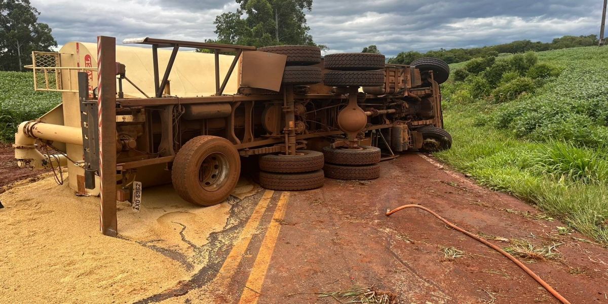 Caminhão tomba e interdita a PR-573 entre Corbélia e Braganey