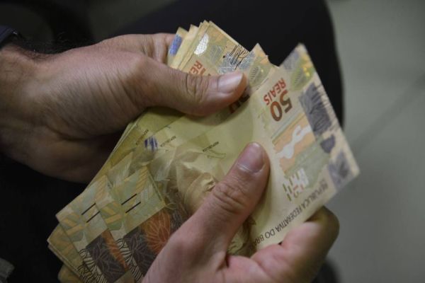 Salário mínimo de R$ 1.320 será negociado com centrais sindicais; Haddad não confirmou aumento