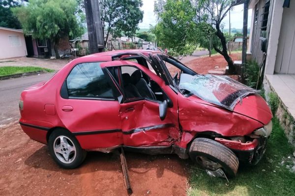 Carro fica destruído em forte colisão no Bairro Esmeralda; Condutora envolvida não tinha CNH