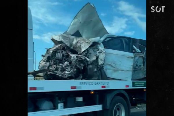 Imagem referente a notícia: Cinco pessoas ficam feridas após violenta colisão entre carro e dois caminhões na BR-277