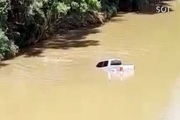 Imagem referente a notícia: Após perder controle da direção, caminhonete cai no rio Chopim
