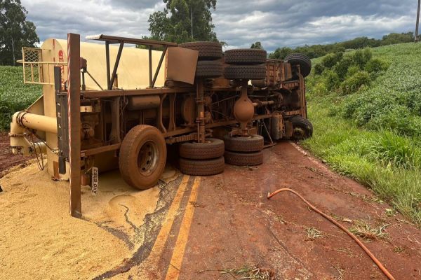 Imagem referente a notícia: Caminhão tomba e interdita a PR-573 entre Corbélia e Braganey