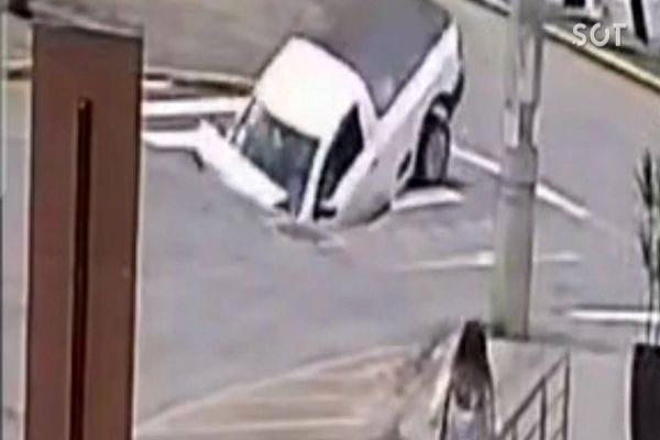 Imagem referente a notícia: Vídeo mostra momento que cratera "engole" carro em Minas Gerais