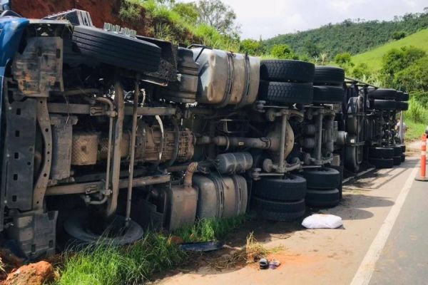 Tragédia: mãe morre com filho de 5 anos em tombamento de carreta na BR-116