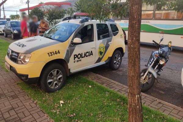 Show de infração: Motociclista dá "grau" em frente a PM e outros dois são detidos sem CNH