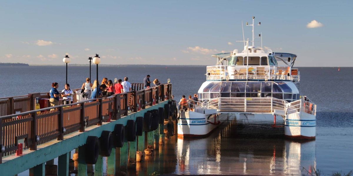 Crescimento de 5,3% no turismo impulsiona alta no setor de serviços no Paraná em novembro