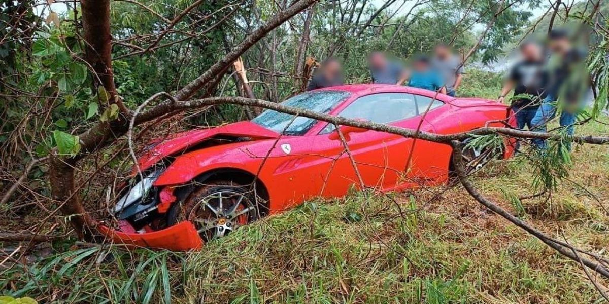 Condutor de Ferrari perde controle da direção e colide em arvore na PR-323