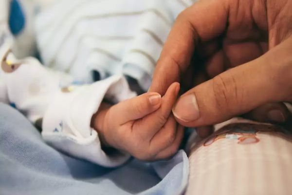 Mãe é presa suspeita de agredir bebê de 47 dias; criança está internada em estado grave