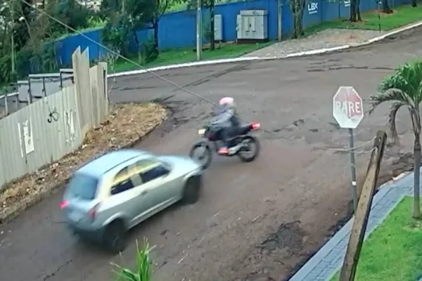 Foto relacionada a notícia: Jovem de 21 anos sofre fratura na perna direita após forte colisão no Bairro Cancelli