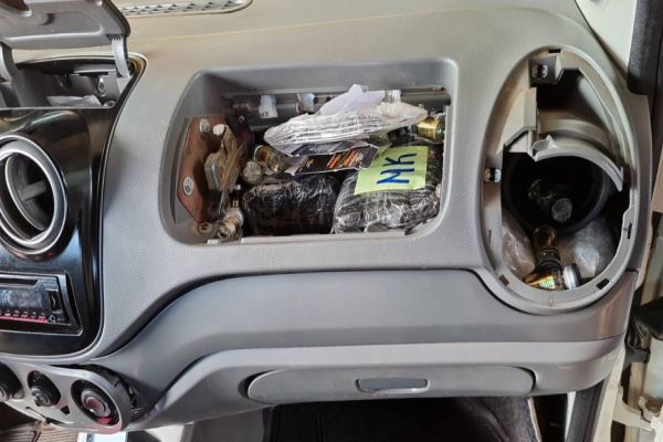 Imagem referente a notícia: PRF apreende família por contrabandeando medicamentos na BR-277, em Cascavel