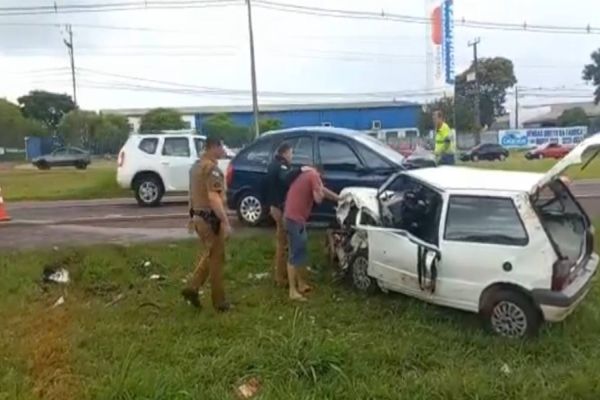 Três pessoas ficam feridas após colisão frontal na BR-277 em Santa Tereza do Oeste
