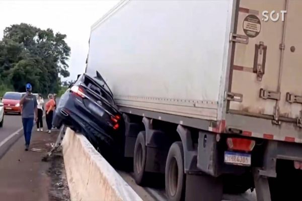 Imagem referente a notícia: Engavetamento envolvendo vários veículos é registrado na BR-163 em Lindoeste