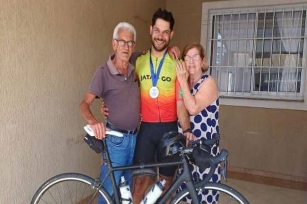 Ciclista percorre mais de mil quilômetros para visitar a família no Paraná