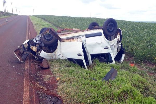 Carro de Cascavel capota e duas pessoas ficam feridas na PR-581 em Tupassi