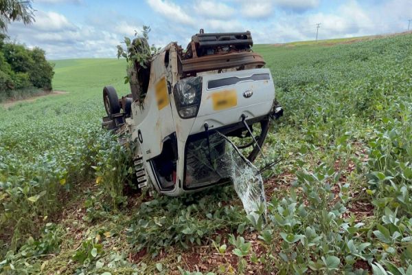 Imagem referente a notícia: Homem morre após saída de pista seguida de capotamento na PR-474 em Ouro Verde do Piquiri