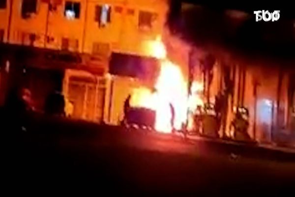 Imagem referente a notícia: Posto de combustíveis fica destruído após incêndio as margens da BR-277 em Foz do Iguaçu