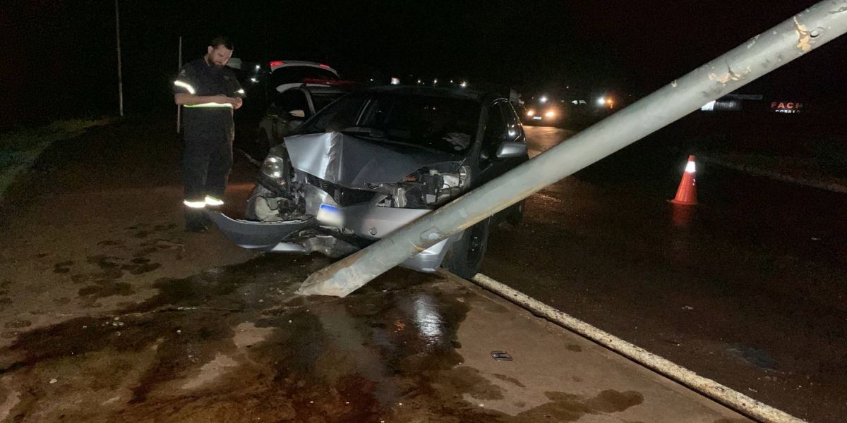 Carro colide em placa de sinalização no Bairro Pacaembu, em Cascavel