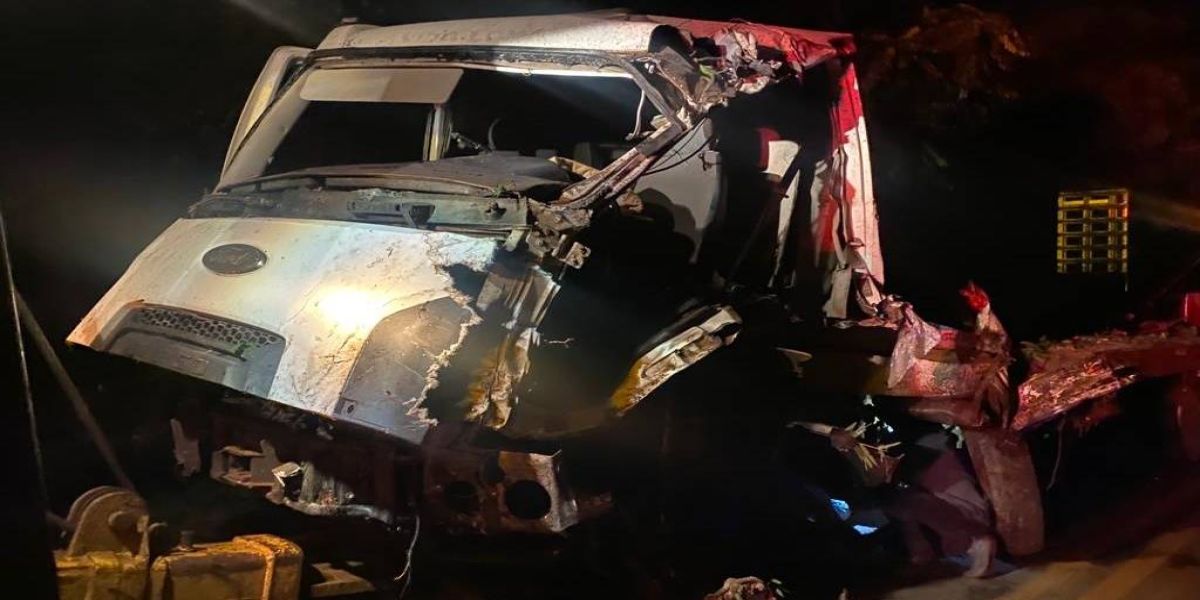 Caminhão fica totalmente destruído após colisão na PR-473 em Quedas do Iguaçu